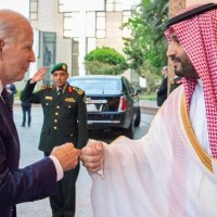 拜登與沙烏地阿拉伯王儲會面「碰拳」引爭議 沙國外長緩頰