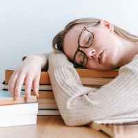 午睡對身體好？最新大型研究：經常午睡者　患高血壓和中風的機率較高