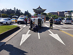 Octogenarian driver flips van on roundabout outside Taipei's Presidential Office