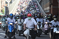 Taiwan announces more details on 'strolling,' scooter mask rules