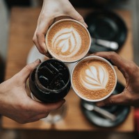 拿鐵比黑咖啡有益健康？丹麥研究：抗發炎效果翻倍