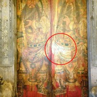 台北百年古蹟遭酒醉西班牙藝術家破壞　松香水擦廟門恐遭罰2000萬