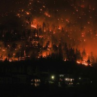 天乾物燥 加拿大西岸野火轉「火焰風暴」數萬人撤離