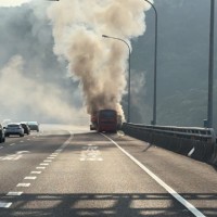 【驚嚇!】台灣國1高架泰山段大客車火燒車　一度回堵9公里