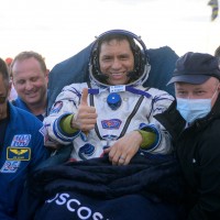 太空艙遭垃圾擊中滯留371天 美俄太空人返航：回家的感覺真好