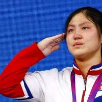 女子舉重項目包5金　問起奪牌秘訣北韓選手激動落淚：要報答金正恩的愛