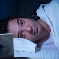 研究：睡眠不足影響骨骼健康、增加跌倒風險 補充兩大營養素有助入眠