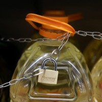 時機歹歹連油都要偷 西班牙超市橄欖油上鎖防賊