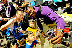 NBA Japan on X: GP and GP2 🧤🏆 #FatherAndSon #NBAFinals #NBA75