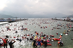25,000 people swim across Sun Moon Lake in central Taiwan