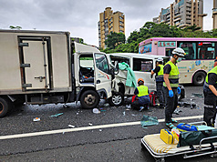 5-vehicle crash on National Highway 3 in New Taipei