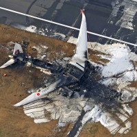 日本羽田機場飛機擦撞意外　塔台通話紀錄指示海保廳「跑道外等待」
