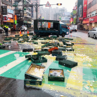 Delivery crash leaves New Taipei road covered in eggs