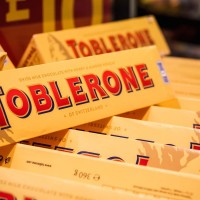 瑞士三角巧克力疑含「塑膠異物」香港緊急下架 食藥署將抽驗