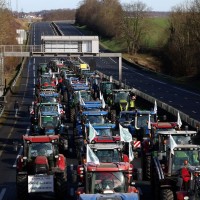 法農夫抗議新政策牽引機包圍巴黎 引爆對歐盟農業長期不滿