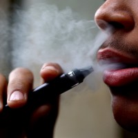 憂青少年尼古丁成癮 英國禁售一次性電子菸