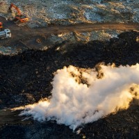 進入火山活躍期 冰島城鎮加緊「築堤」阻熔岩
