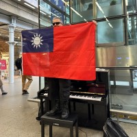 再挑釁中國小粉紅　英國鋼琴家攜台灣國旗直播演奏　持續公開支持港台