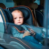 兒童汽車安全座椅可減少7成死亡率 穿羽絨衣、哭鬧用抱的恐引發致命危機