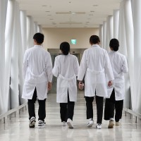 不滿政府將擴大醫學院招生　南韓逾6400名實習住院醫師集體辭職