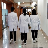 代替醫師進行手術憂醫療糾紛　南韓將醫師助理列法律保護