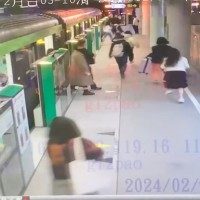 Video shows Taichung MRT passengers panic after man brandishes replica gun
