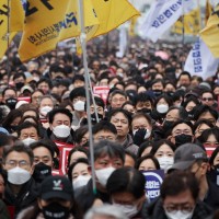 南韓醫學院教授校內剃髮　抗議各大院校申請增員人數大幅超過2000人