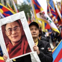 西藏抗暴日65週年大遊行 控訴建壩毀寺、迫害人權