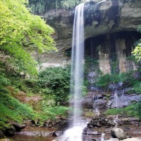 Enjoy a hike along Sandiaoling Waterfall Trail
